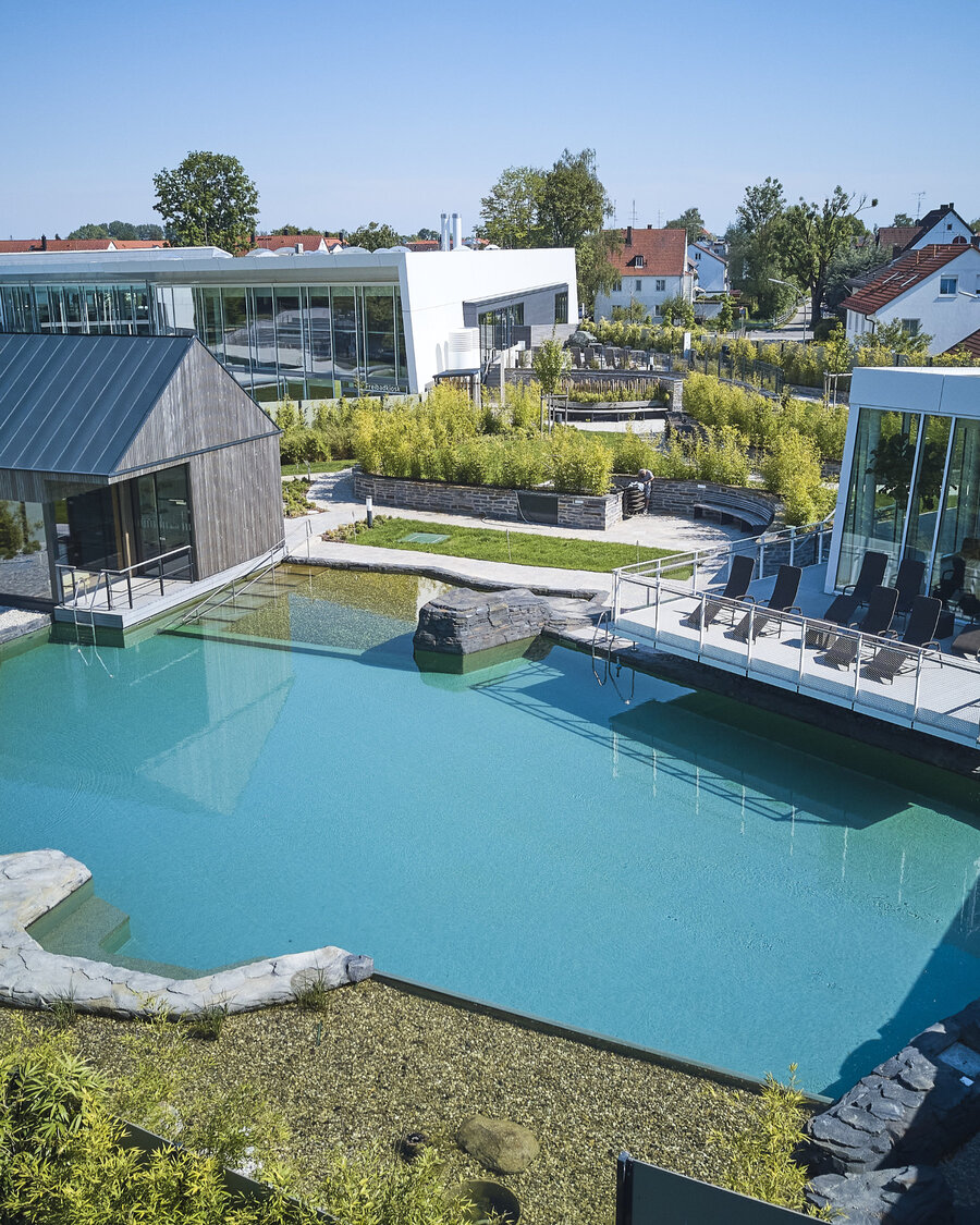 Luftaufnahme der Wasserlandschaft mit Balena-System im Freizeitbad und Saunaanlage „fresch" in Freising mit Pool und Gebäuden
