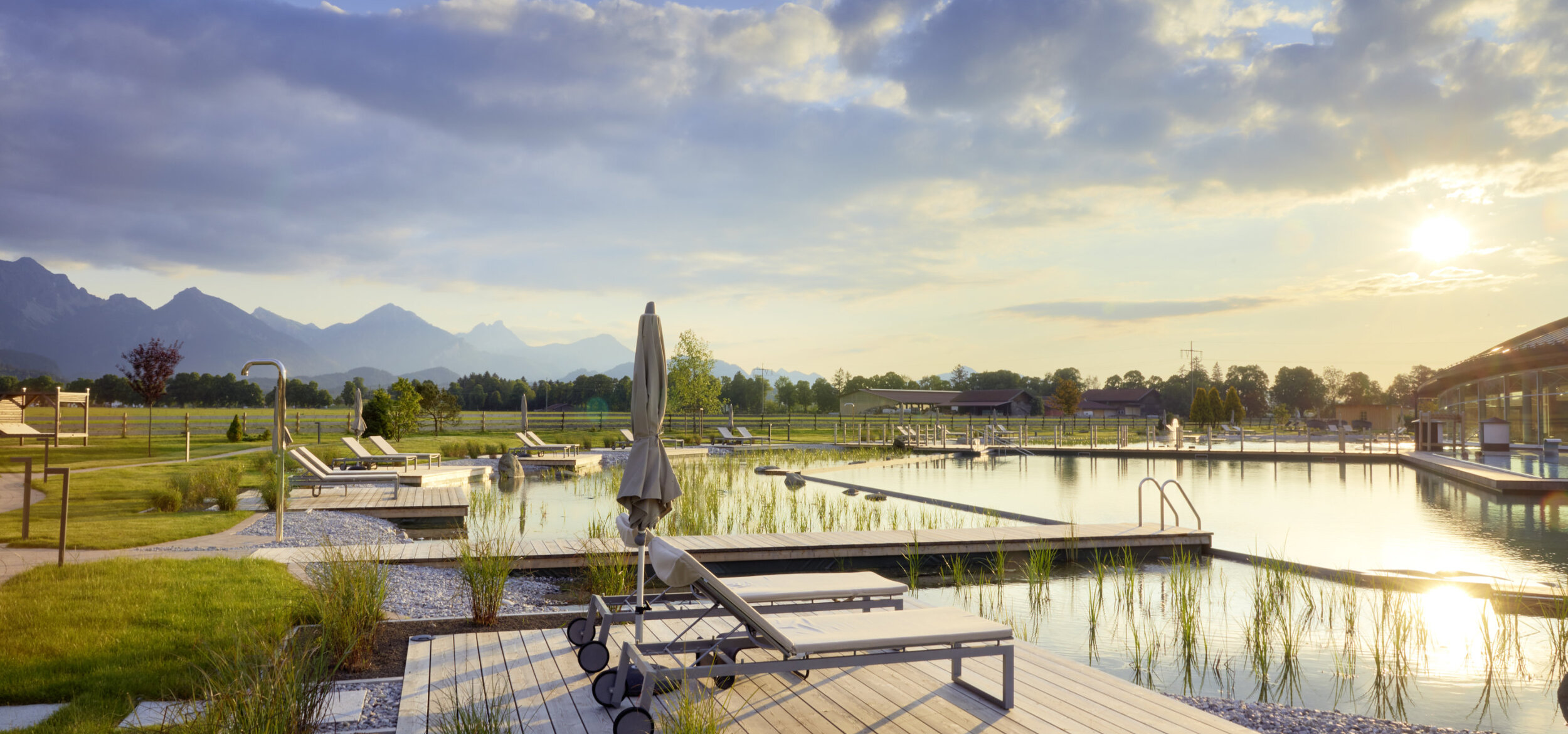 Luftaufnahme der Poollandschaft des „König Ludwig” Wellness & SPA Resort Allgäu in Schwangau