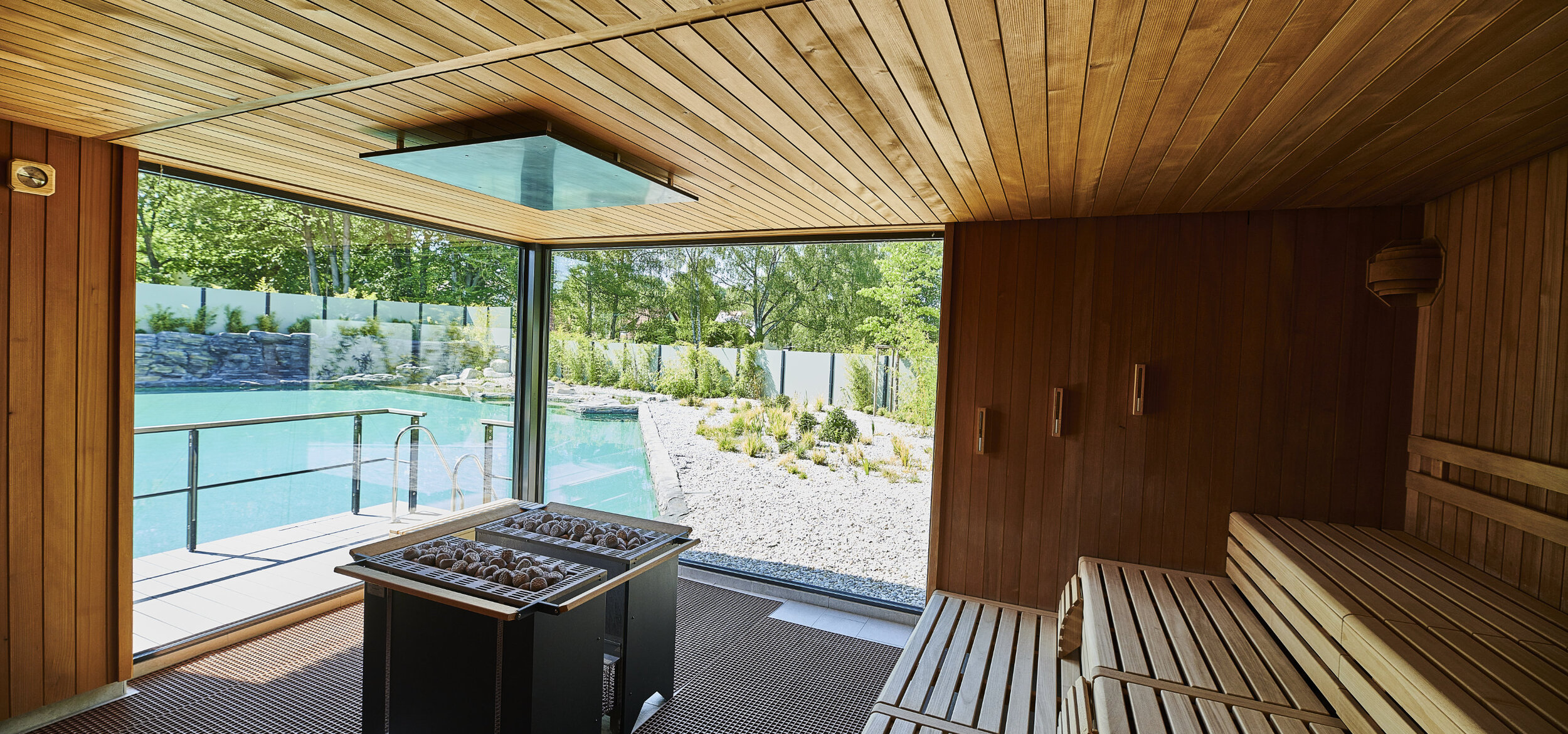 Sauna mit Blick auf den Naturteich mit Balena-System im Freizeitbad und Saunaanlage „fresch" in Freising