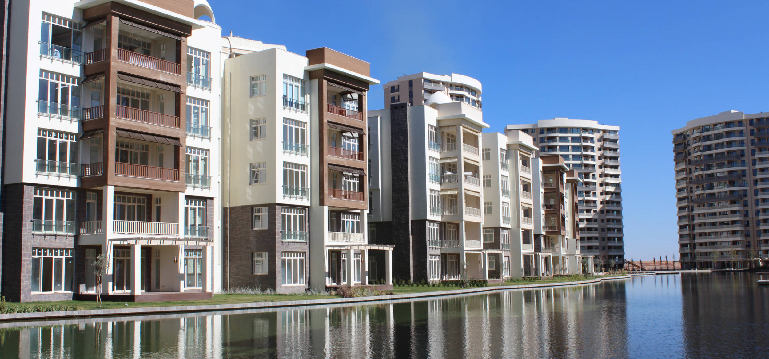 Die Balena-Lagunenlandschaft in der Villenanlage „Antepia" in Gaziantep, Türkei, mit modernen Wonhhäusern am Ufer