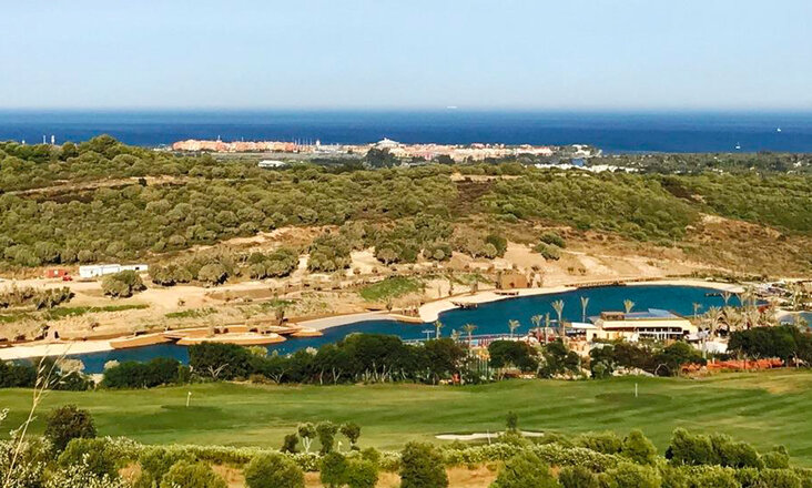Luftaufnahme des Spain Beach Club” in Sotogrande, Spanien, mit großer Wasserfläche