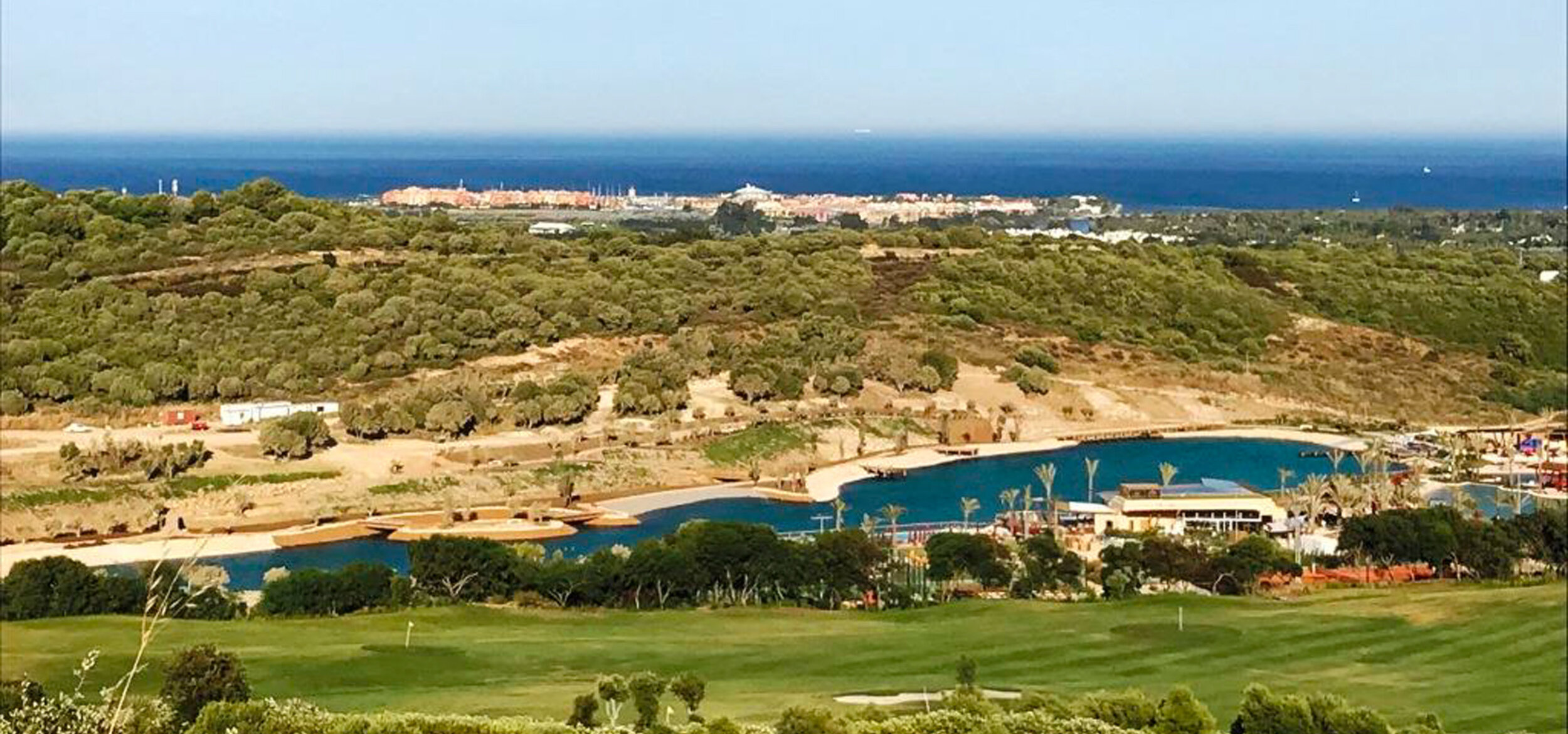Luftaufnahme des Spain Beach Club” in Sotogrande, Spanien, mit großer Wasserfläche