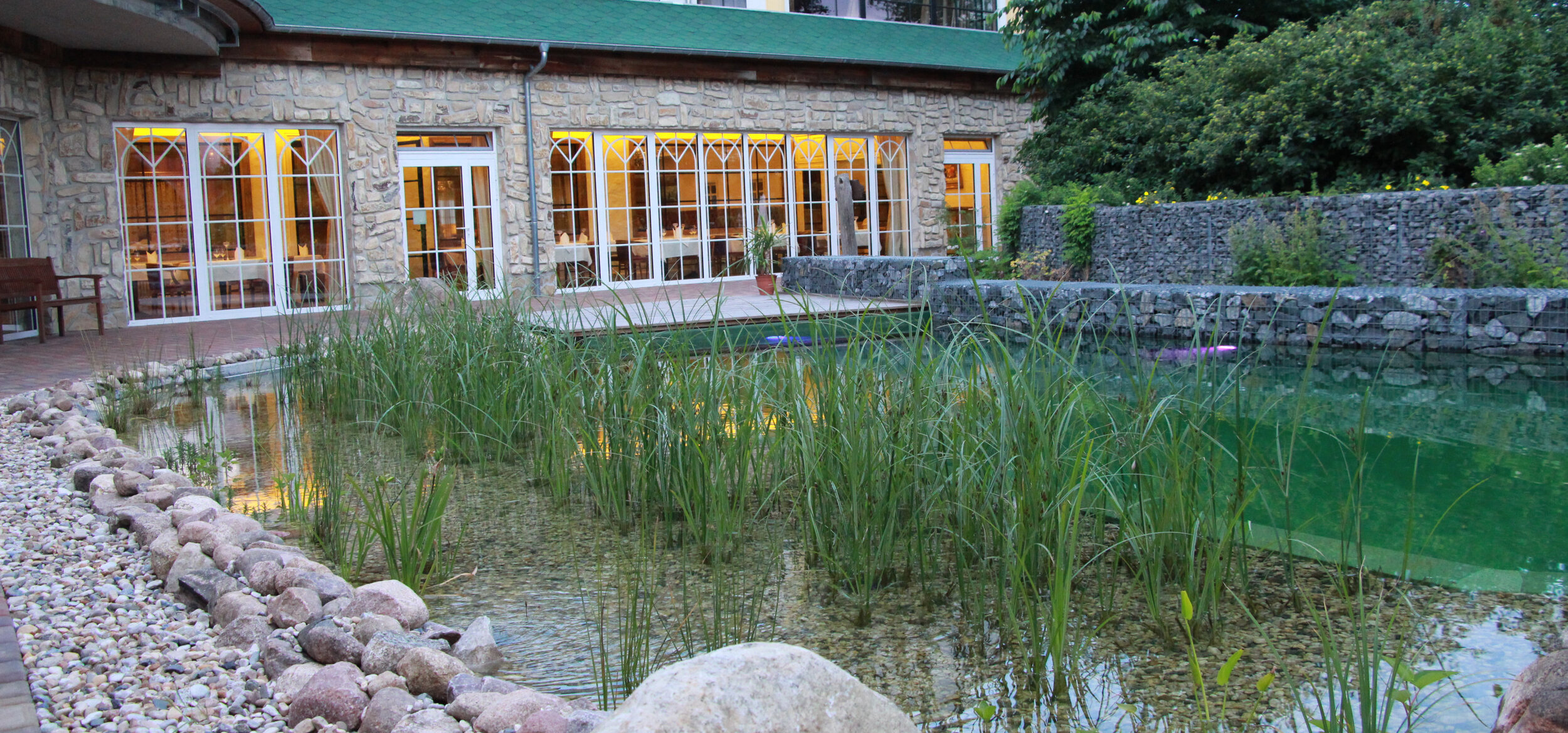 Wellnesshotel SPA & Naturresort „Seeschlösschen” in Senftenberg mit Balena-Schwimteich, im Hintergrund das Restaurant