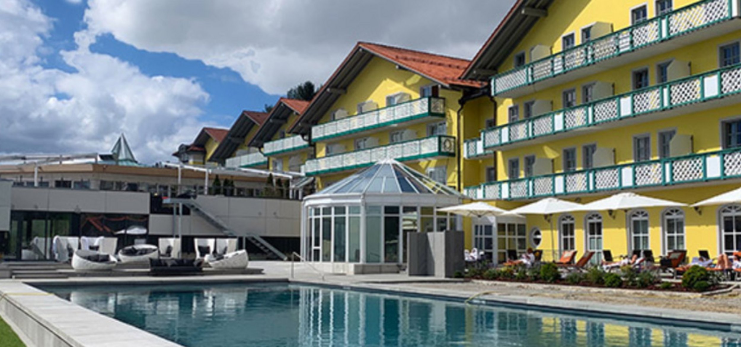 Sport- und Wellness­hotel „Angerhof” in St. Englmar mit großen Naturpool